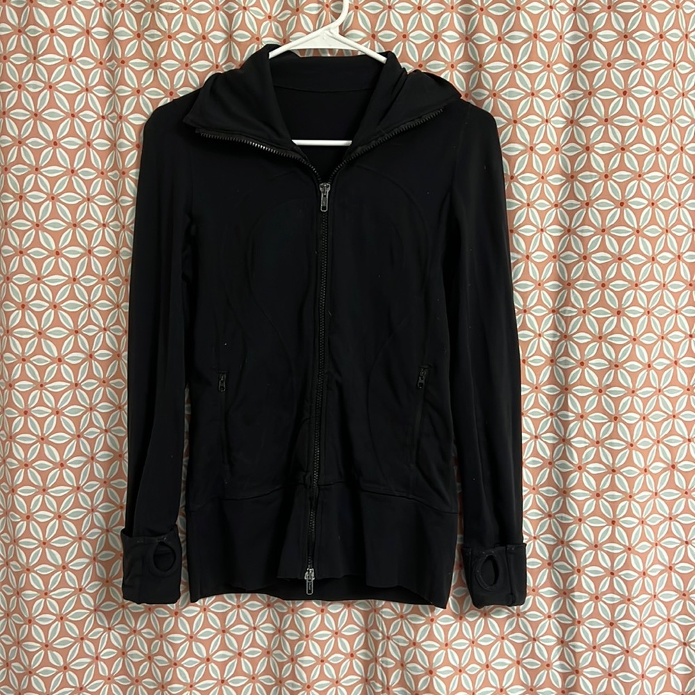 LULULEMON zip up jacket with thumb holes & pockets!